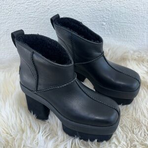 🎬UGG New Heights Black Leather Platform Ankle Boots Women’s 7